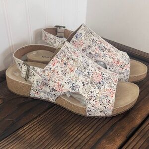 NWT Joseph Seibel Riley 07 Floral Open-Toe Leather Sandals with Buckle strap